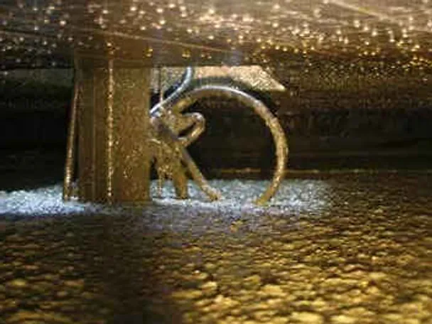 Blick in den Fermenter einer Biogasanlage mit Rührwerk