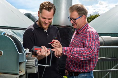 Beratungsgespräch an der Biogasanlage Beratungsgespräch an der Biogasanlage