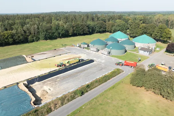 Luftaufnahme Biogasanlage und Silofläche auf Gut Hülsenberg