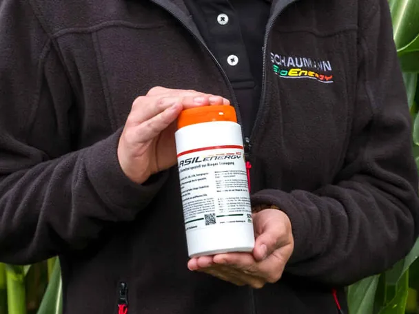 Produktverpackung Dose SILASIL.ENERGY XD in der Hand Produktverpackung Dose SILASIL.ENERGY XD in der Hand