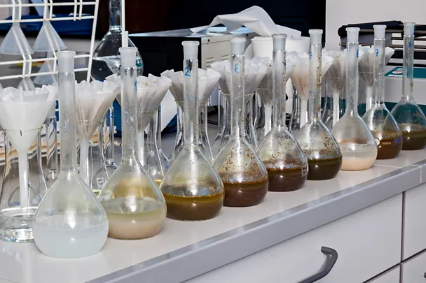 Messkolben zur Analytik im Labor Messkolben zur Analytik im Labor