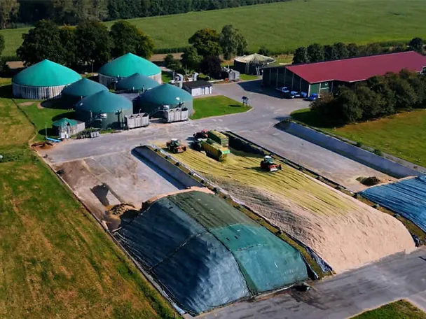 Luftbild Biogasanlage und Silofläche auf Gut Hülsenberg