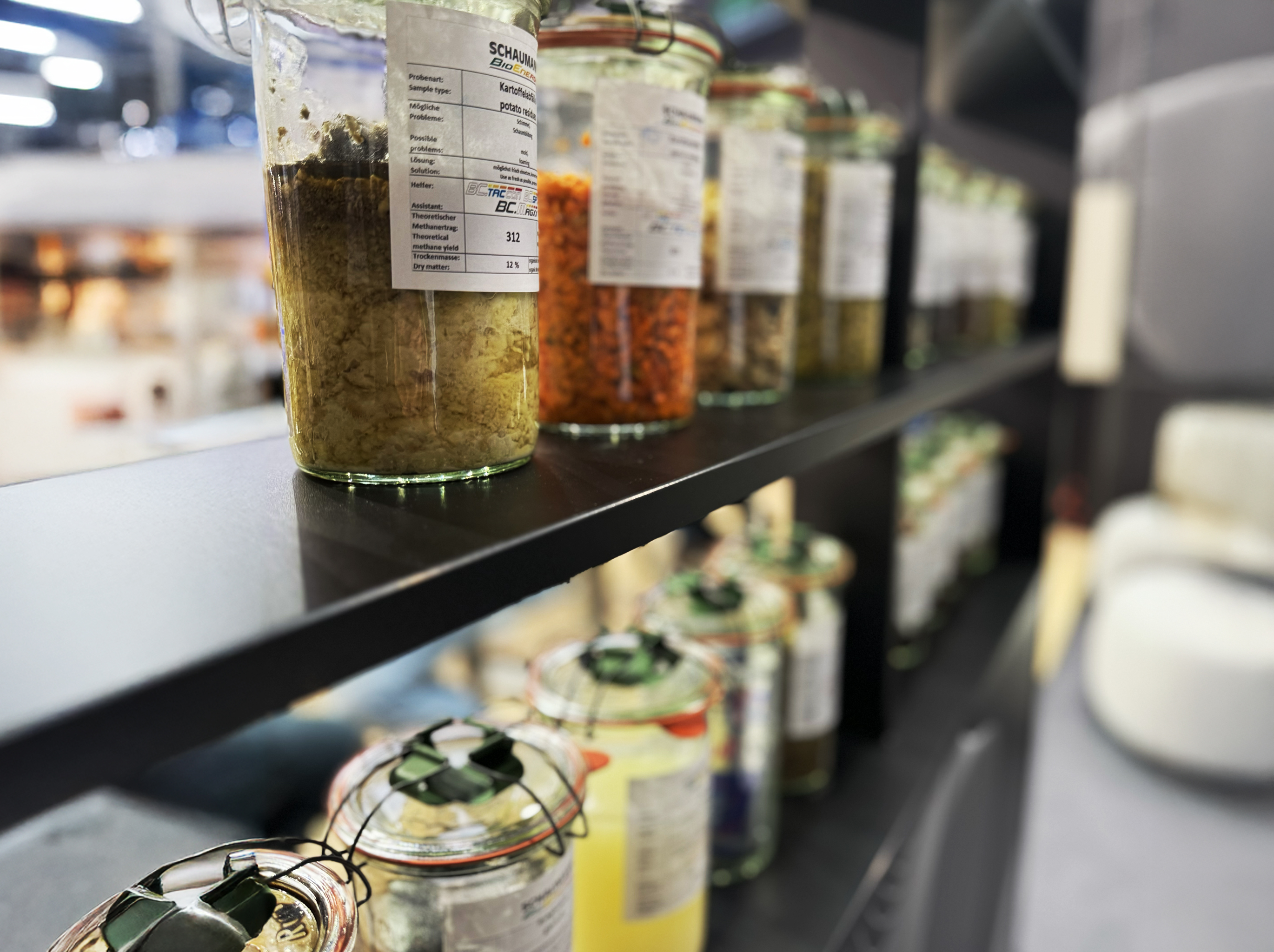 Zutatenregal (Substrate) auf der Energy Decental 2024